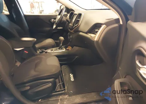 2016 Jeep Cherokee Latitude z USA, uszkodzony, nr VIN 1C4PJLCS3GW370053